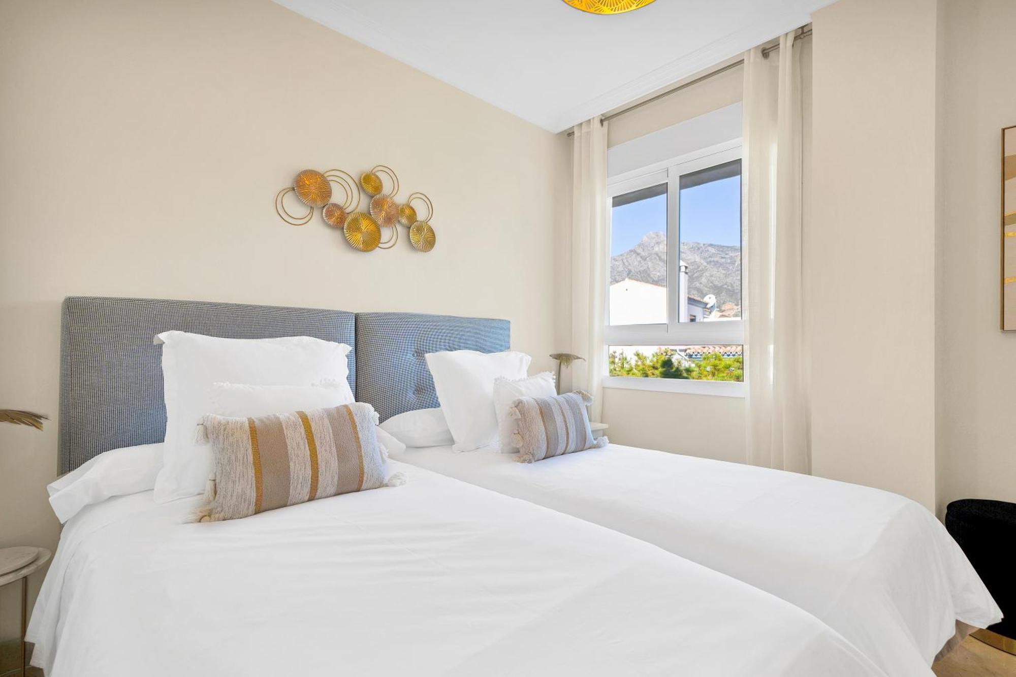 Apartment Luxury Penthouse With Sea Views In Golden Mile, Puente Area *